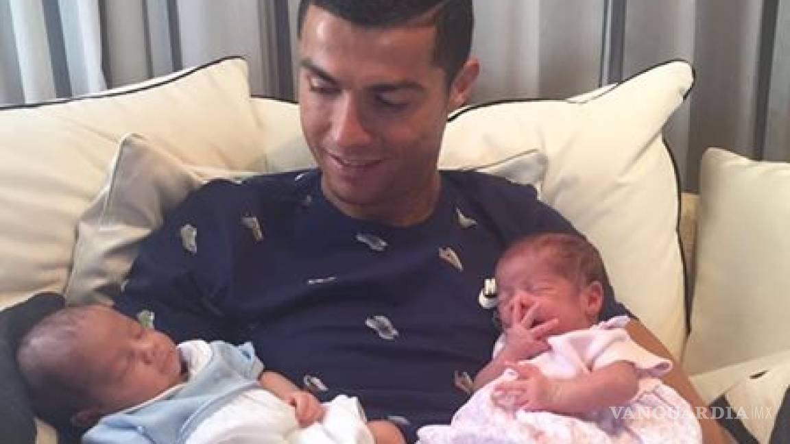 Cristiano Ronaldo presume a sus mellizos en redes sociales