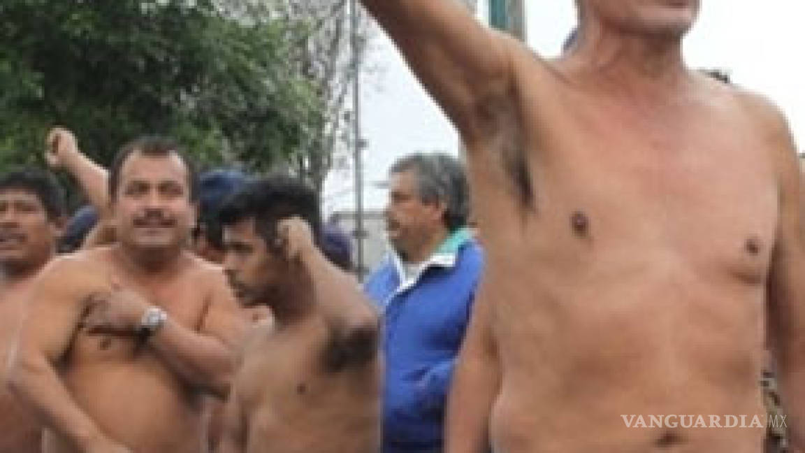 Protestan y se &quot;encueran&quot; los 400 Pueblos en Veracruz