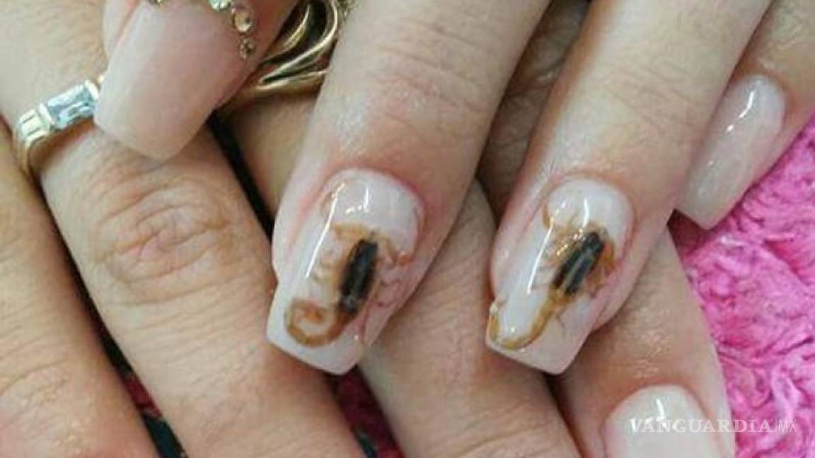 Alacranes vivos en las uñas, la nueva tendencia