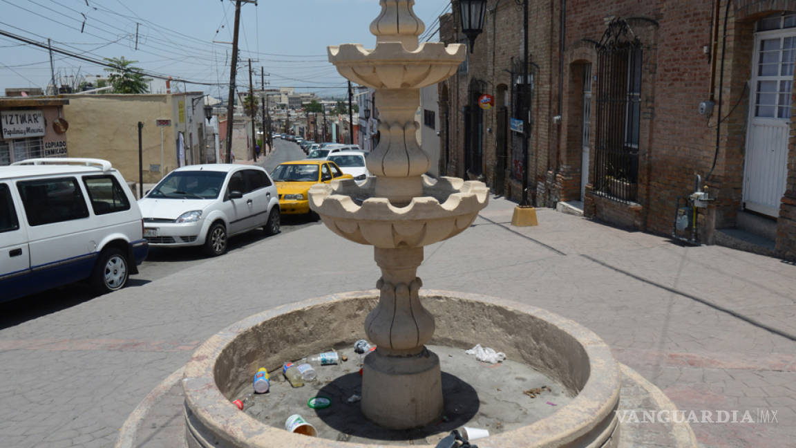 Utilizan fuente ornamental de populoso barrio saltillense como basurero