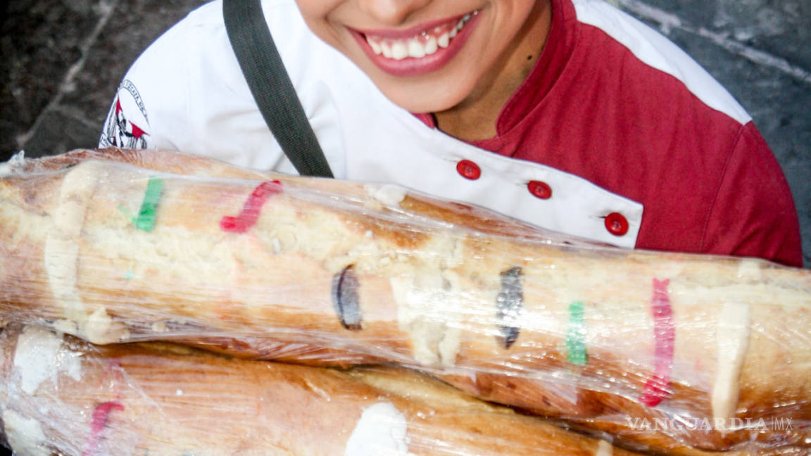 Saltillenses comparten gigantesca Rosca de Reyes