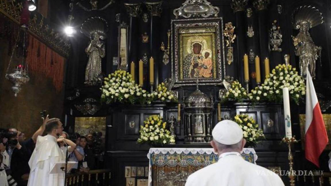 Reza el papa en el santuario de la Virgen Negra en Polonia