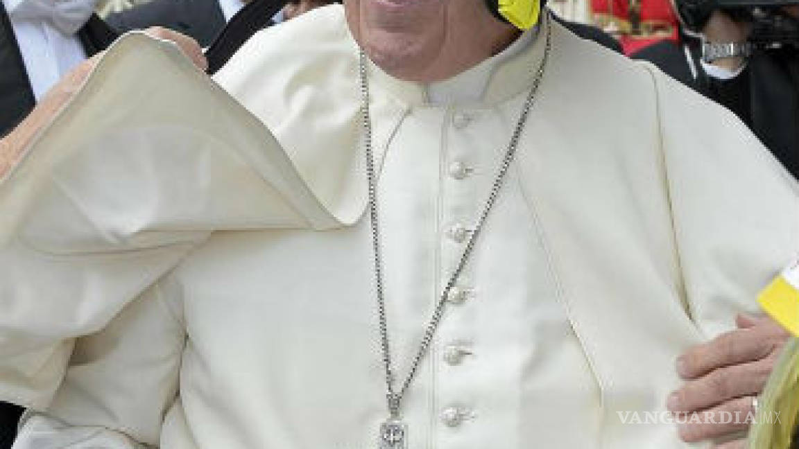 Papa se pone casco de bombero y saluda a Antonio Banderas