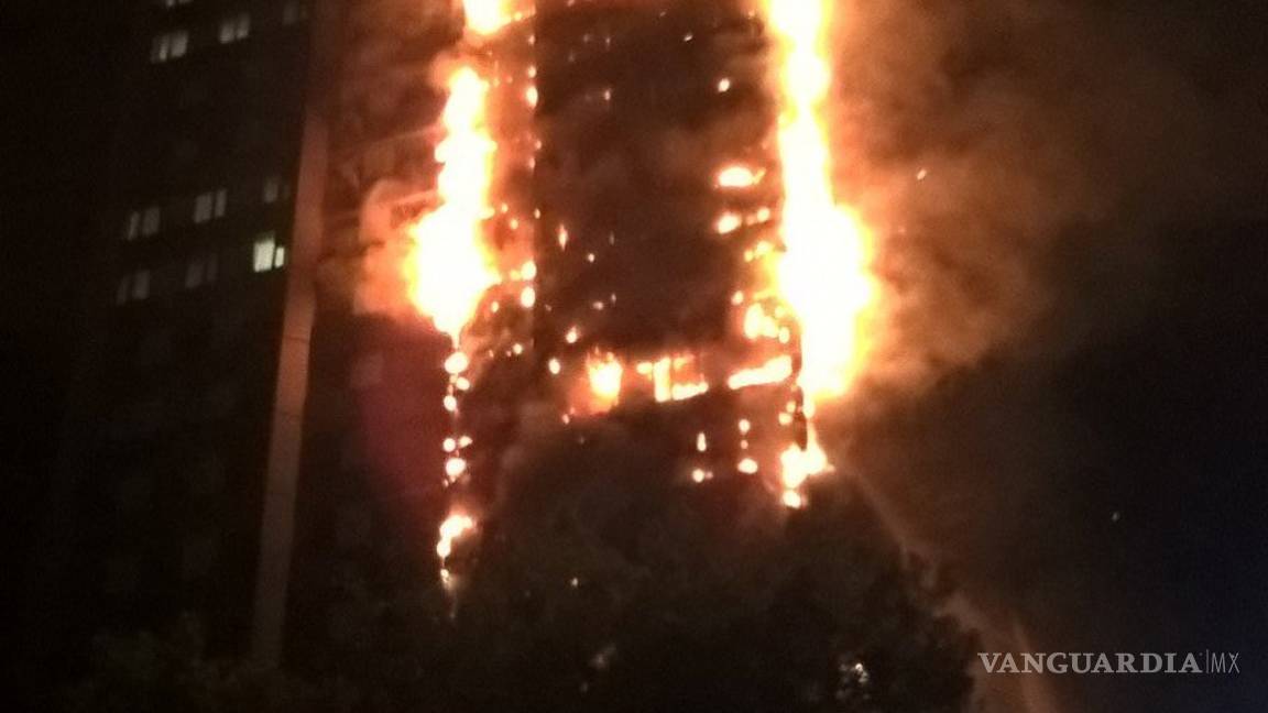 Impresionante incendio consume torre de departamentos en Londres