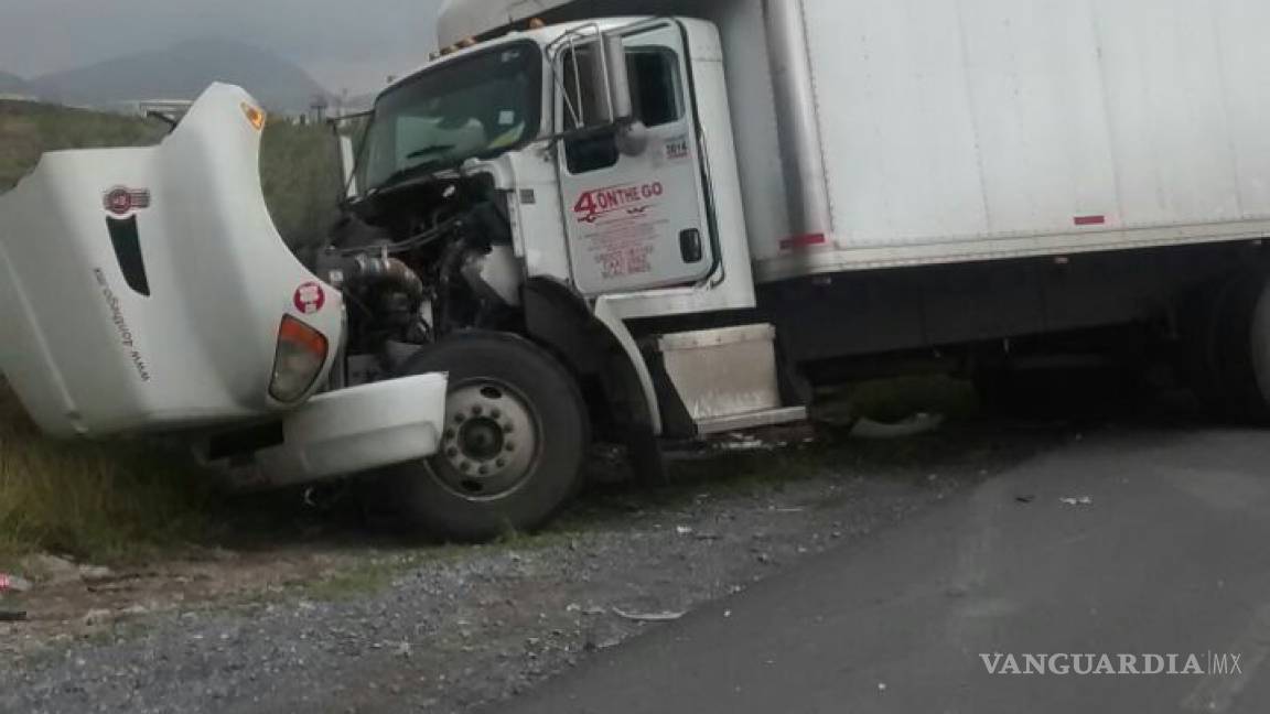 Camión choca contra arbotante en Ramos Arizpe