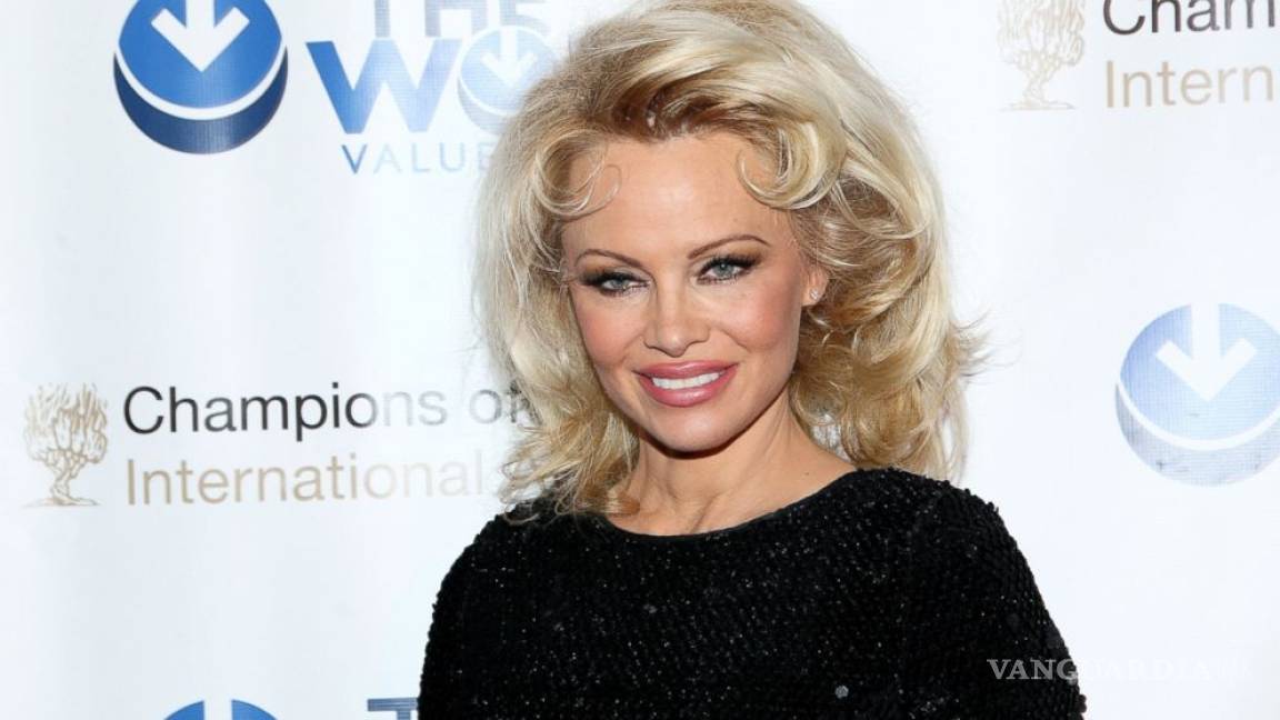 Pamela Anderson Se Desnuda En La Pantalla Grande
