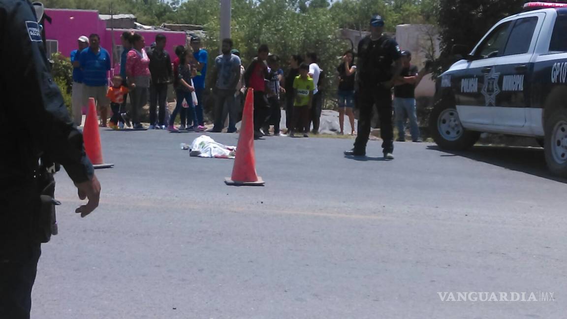 $!Mueren tres al impactar tren a camioneta en Gómez Palacio
