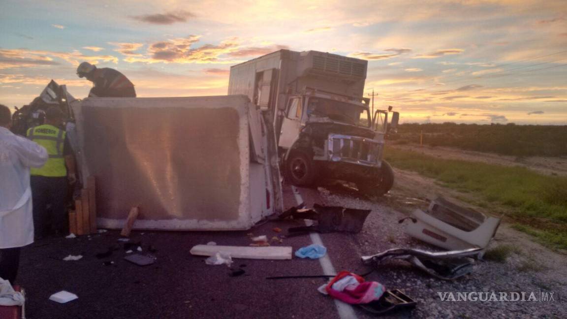Choque entre camión de carga y camioneta deja cuatro muertos en carretera a Torreón