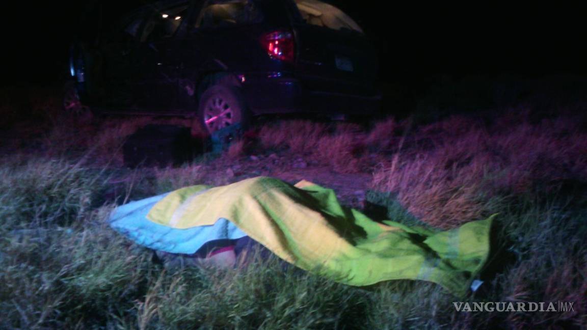 Muere mujer en volcadura en carretera a Torreón