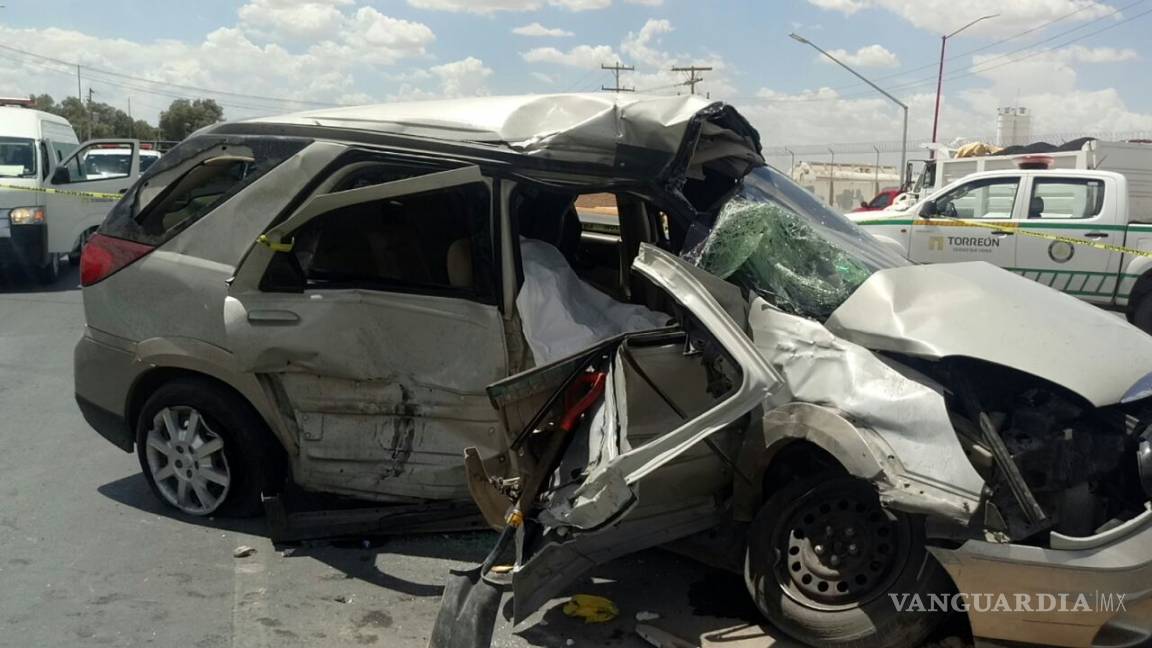 $!Encontronazo entre camioneta y tráiler deja un bombero muerto y otro lesionado, en carretera de Torreón