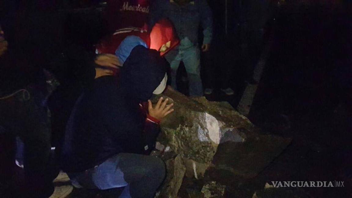Jugadores de Águilas de Mexicali hacen ‘talacha’ y remueven escombros de un derrumbe en carretera