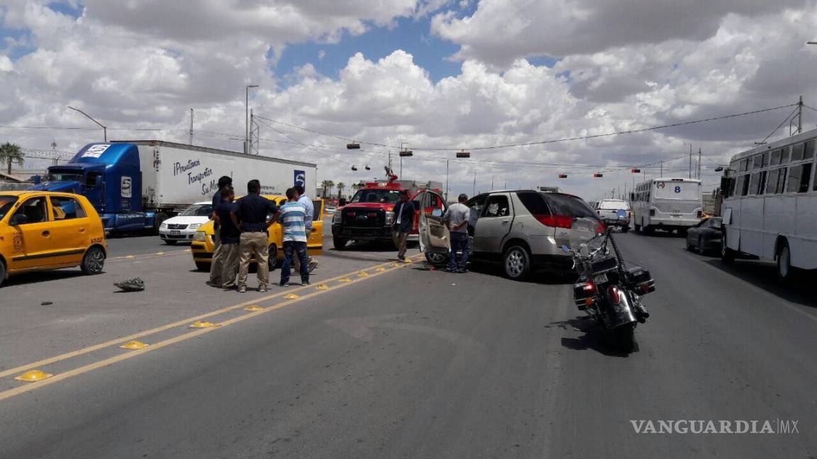 Encontronazo entre camioneta y tráiler deja un bombero muerto y otro lesionado, en carretera de Torreón