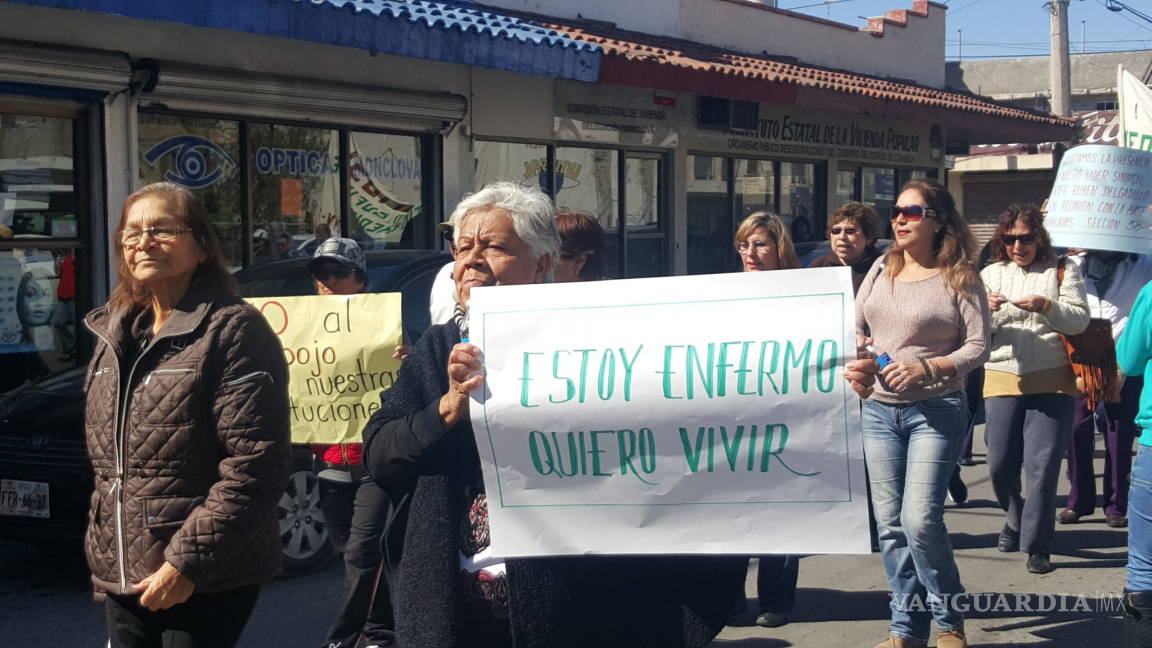 Protestan maestros por falta de medicamentos en Monclova