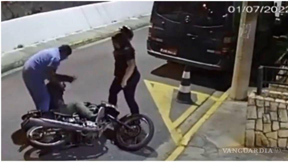 Intenta asaltar a pareja y termina sometido con su propia arma en Brasil, video se hace viral
