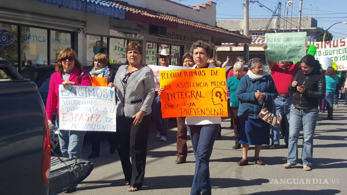 $!Protestan maestros por falta de medicamentos en Monclova