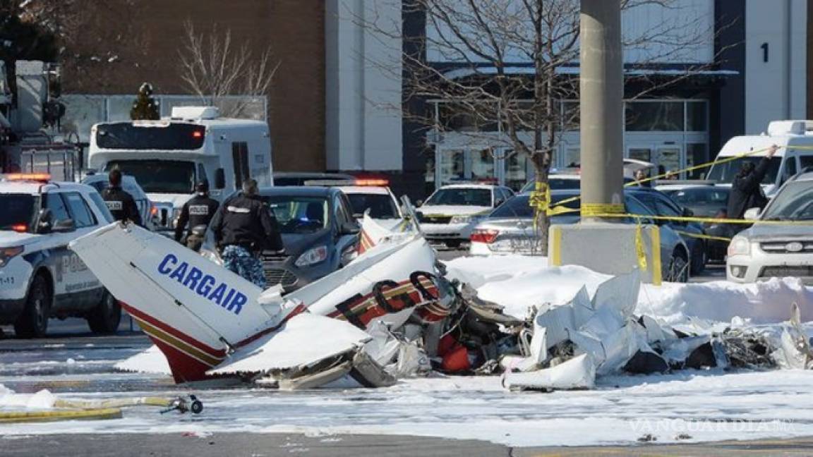 Dos aviones chocan contra centro comercial en Canadá