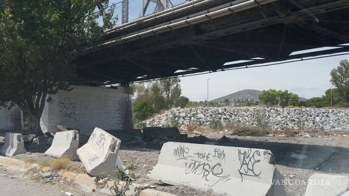 En el abandono y llenos de basura los puentes entre Torreón y Gómez Palacio