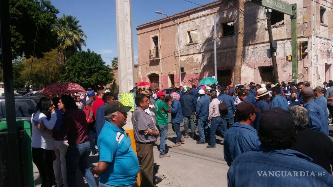 Empleados municipales de Torreón protestan contra Jorge Zermeño