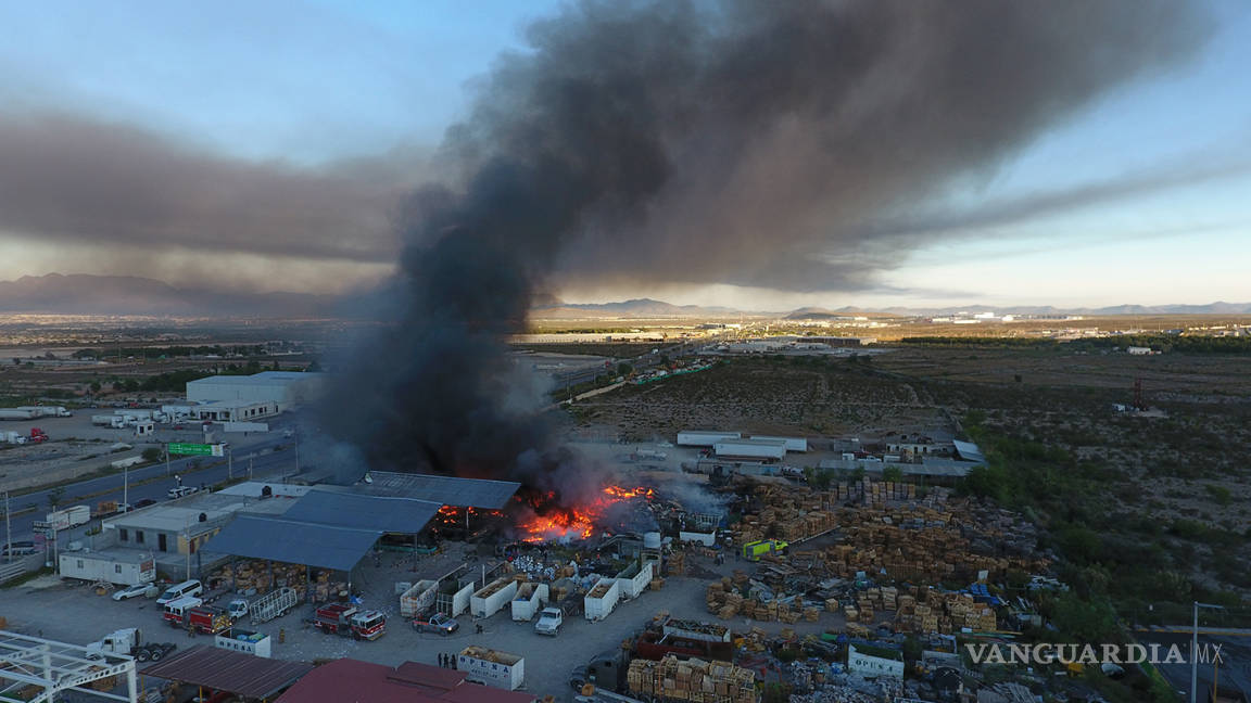 Incendio consume recicladora en Arteaga, Coahuila (Fotos)