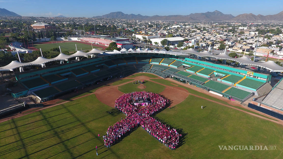 Forman gigante lazo rosa como símbolo de lucha contra el cáncer en Saltillo
