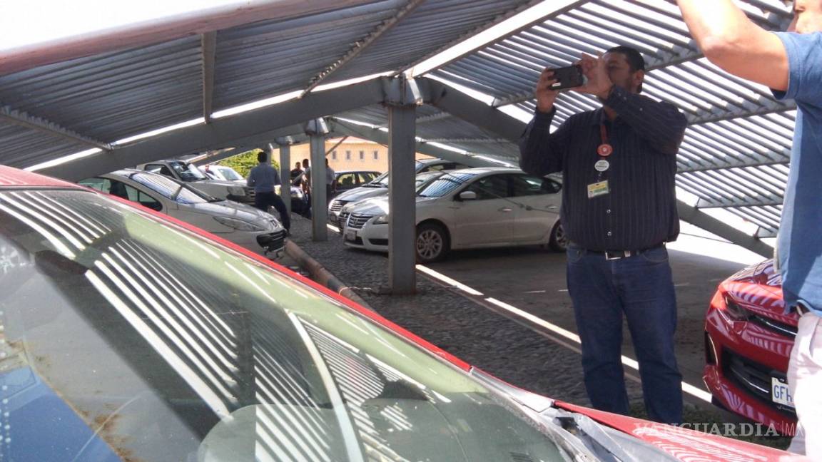 Cae techado sobre vehículos en estacionamiento del IMSS en Torreón