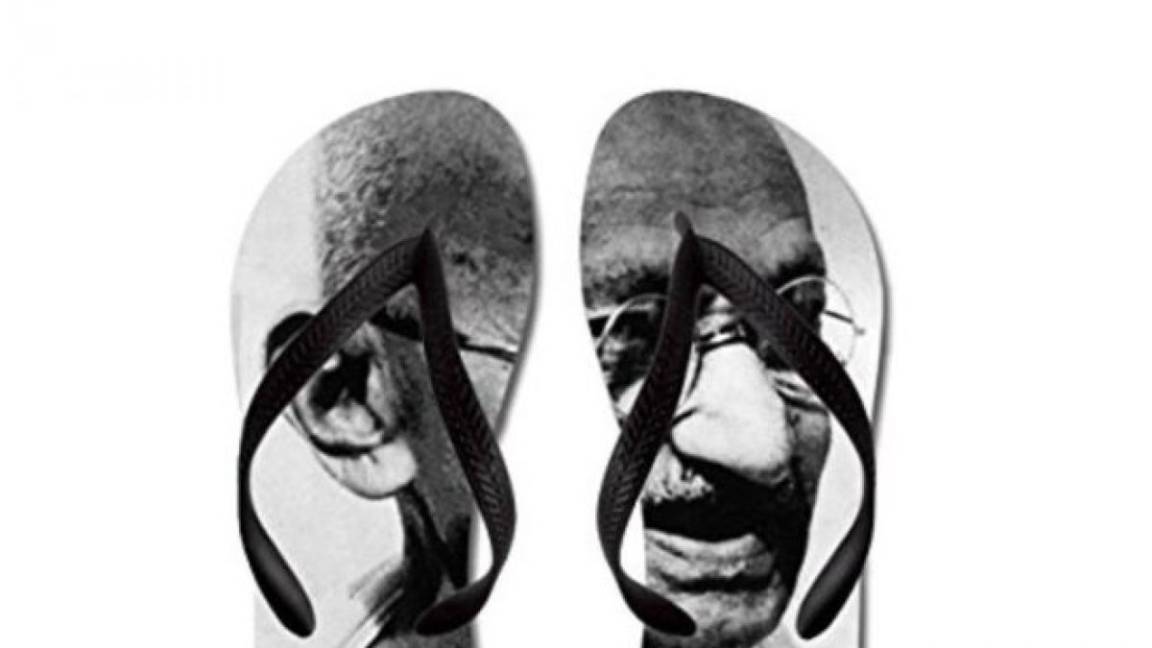Amazon se mete en problemas en la India, por sandalias con el rostro de Gandhi