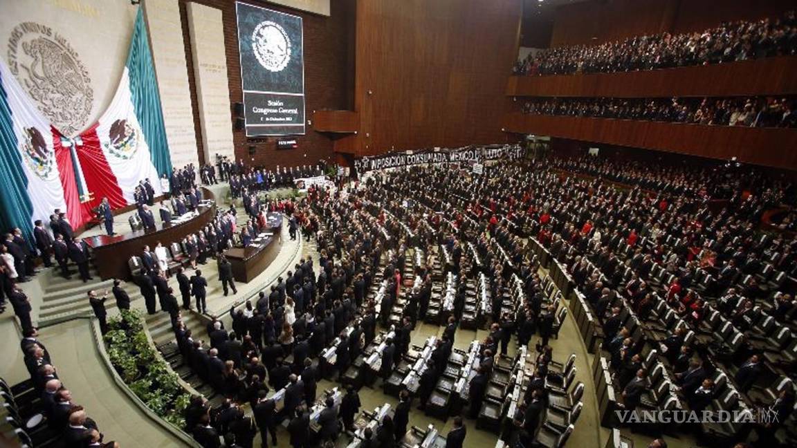 13 senadores sin carrera ganan 117 mil pesos al mes