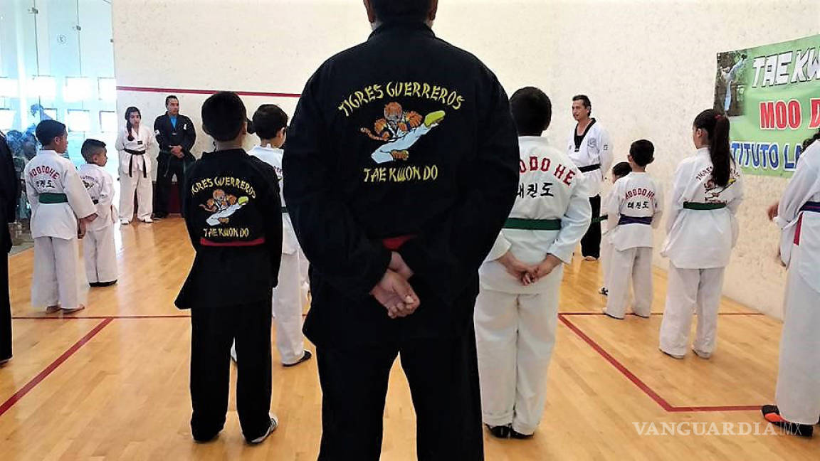Presentan exámenes de grados taekwondoínes