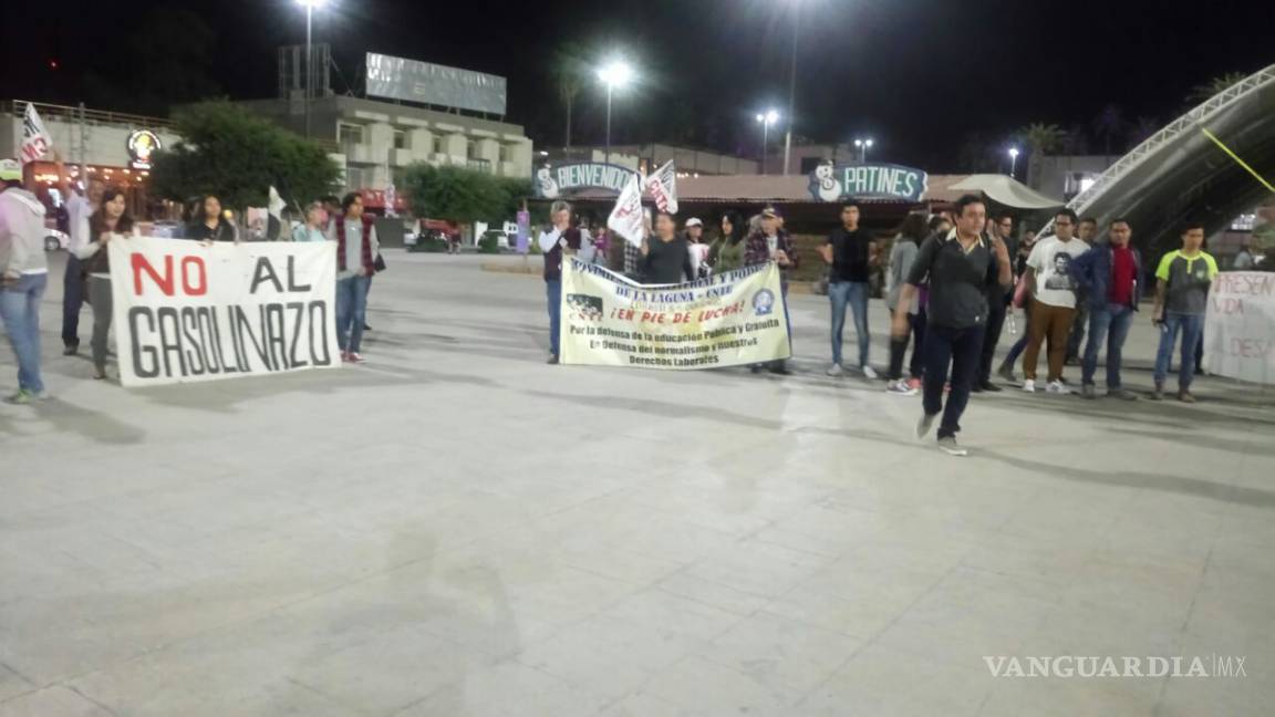 $!Estudiantes protestan en Torreón por el alza al precio de las gasolinas