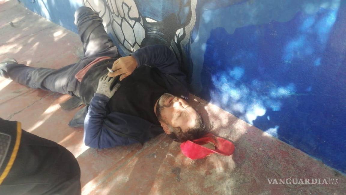 Hombre cae dos metros en alcantarilla sin tapa en Nuevo León