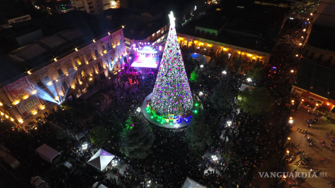 Encienden el pino navideño en Coahuila