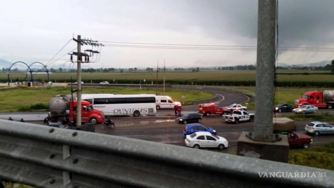 Accidente de pipa de gas y autobús en Hidalgo