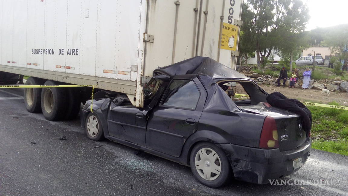 Trailero no traía luces y provoca accidente en carretera a Zacatecas