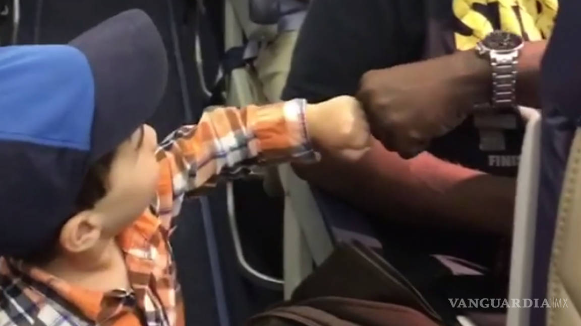 Niño de 2 años transmite su pasión por viajar a todos los pasajeros de un avión