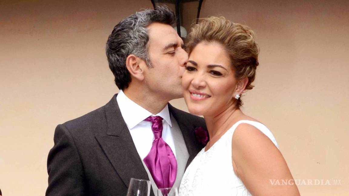 Héctor Sandarti apoya a su esposa, quien inaugura centro de rehabilitación