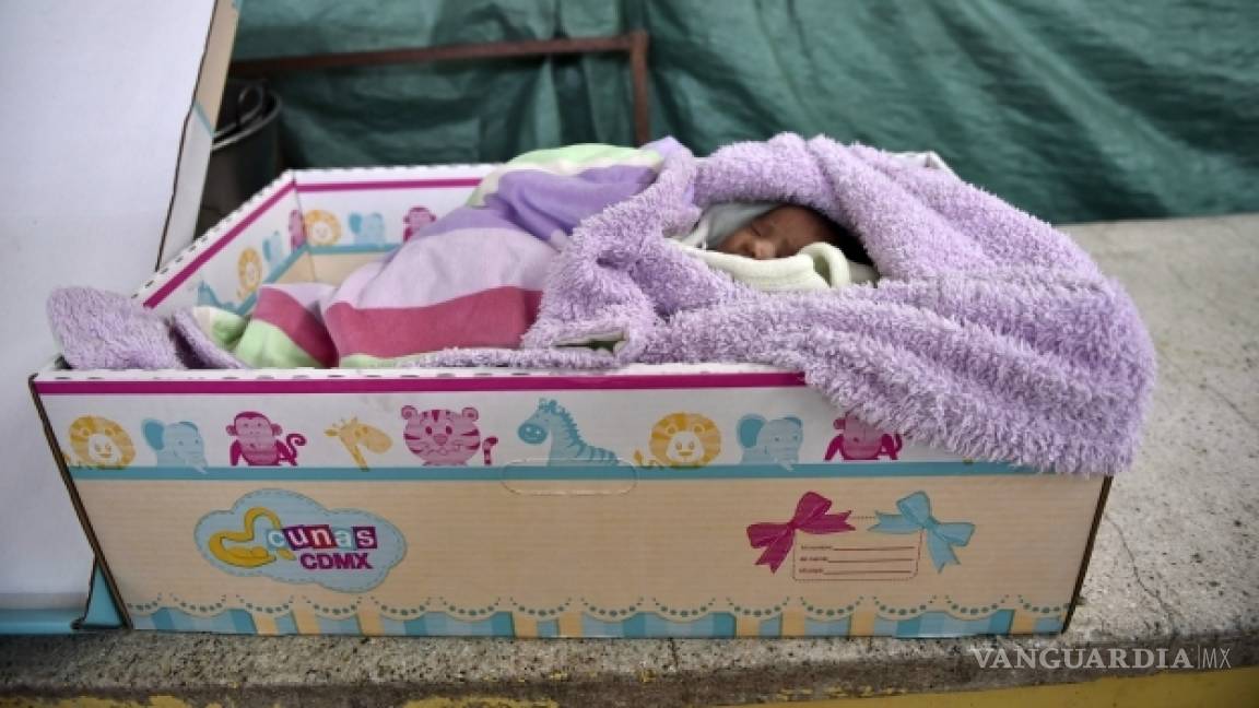 ¿Por qué hay bebés de todo el mundo durmiendo en cajas?
