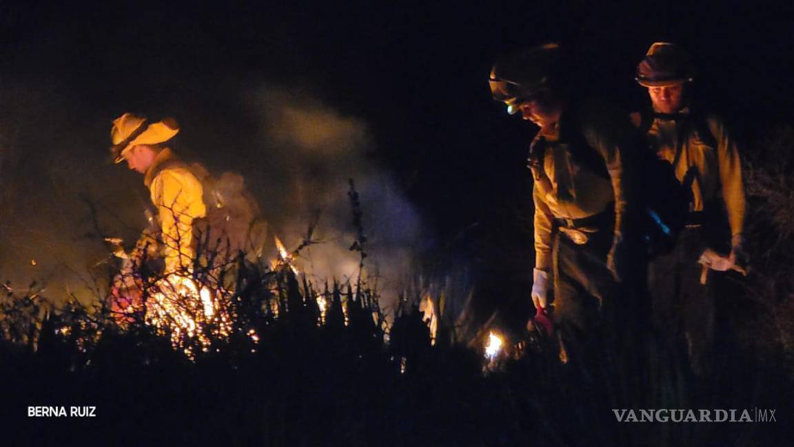 Combaten en Nuevo León incendio forestal originado en SLP