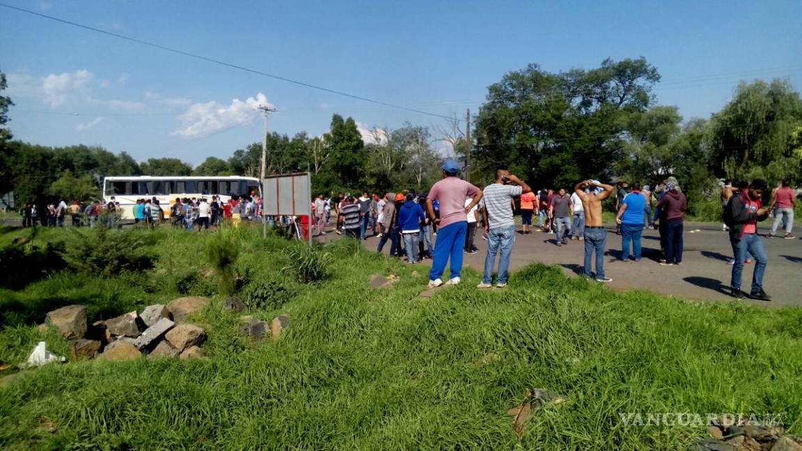 Normalistas se enfrentan a policías en Tiripetío, Michoacán