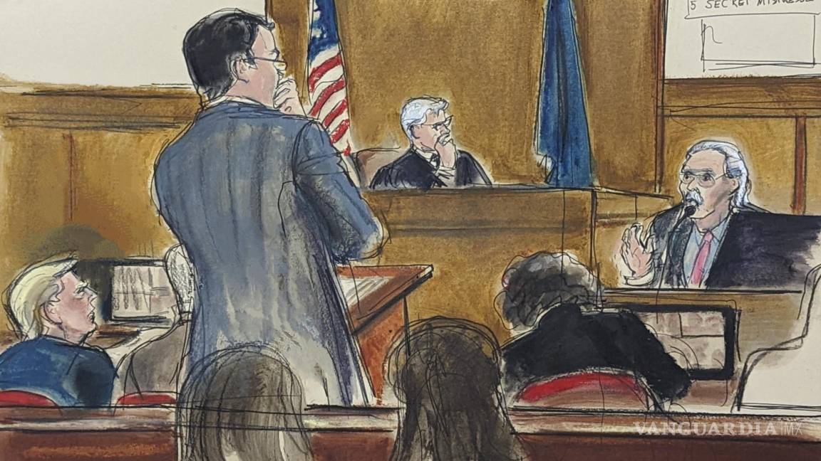 $!El expresidente Donald Trump observa cómo David Pecker responde a las preguntas en el estrado de los testigos en el tribunal penal de Manhattan