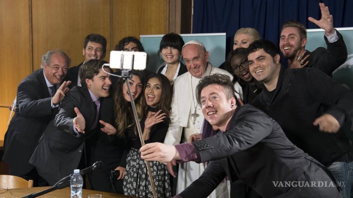 El Papa se reune con &quot;Youtubers&quot; mexicanos, les pide forjen un mundo mejor