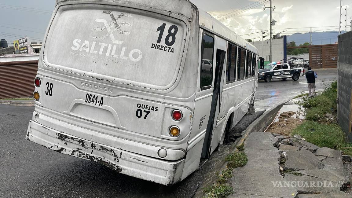 Se Hunde En Enorme Bache De La Colonia Para So Cami N De La Ruta De