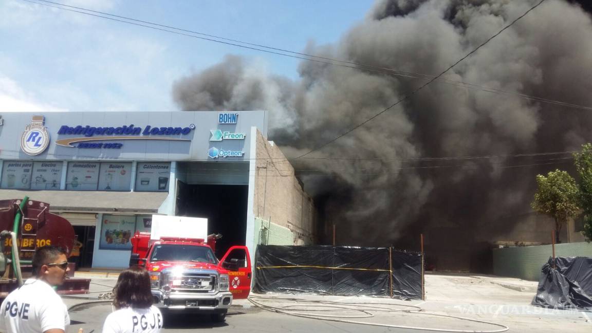 Fuego arrasa con negocio en Torreón