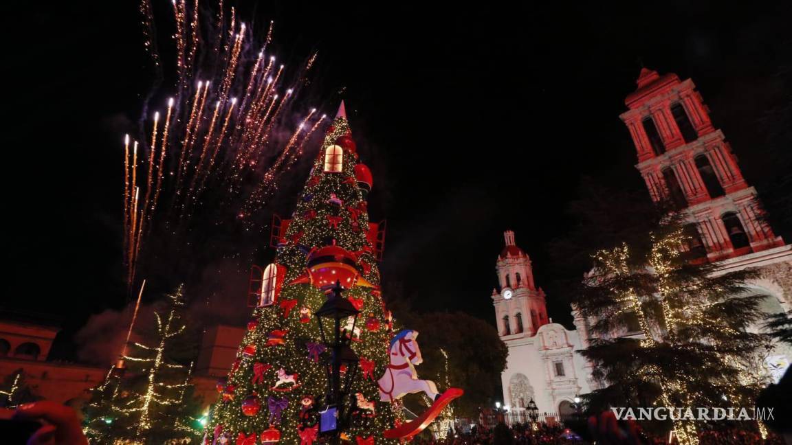 $!Baile, música y Santa Claus: Aún puedes disfrutar de Villamagia en la Plaza de Armas de Saltillo