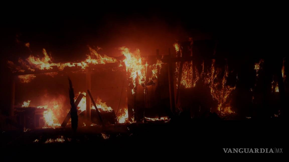 Fuego consume durante la madrugada humilde vivienda en Acuña