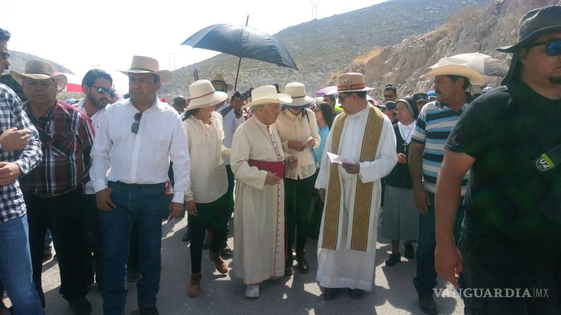 $!Miles de personas acuden al viacrucis del Cristo de las Noas en Torreón