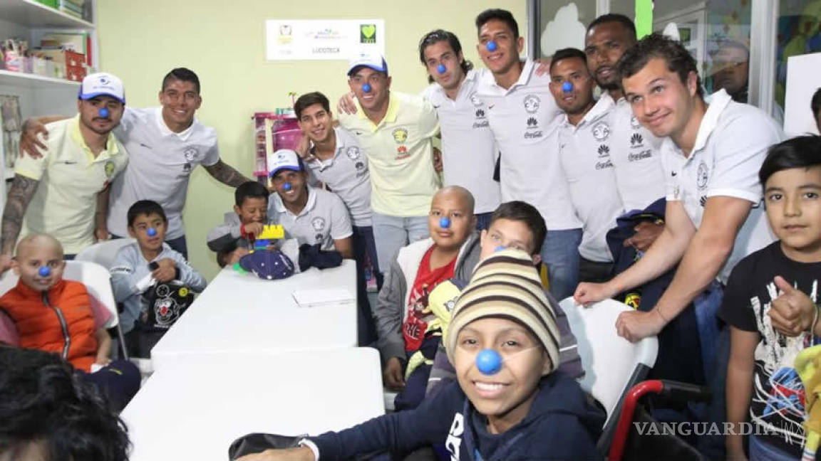 El Club América visitó a niños en hospital Siglo XXI