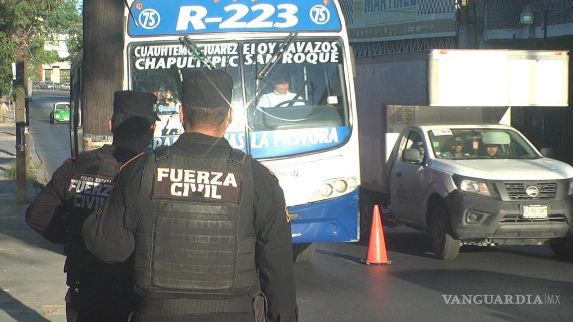 Fuerza Civil realiza operativos en camiones en Monterrey