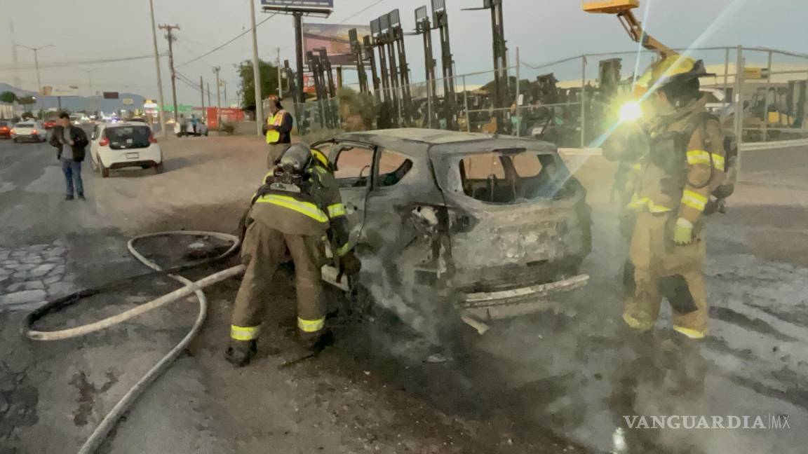 Fuego consume auto al norte de Saltillo; propietarios logran salir y lo dejan abandonado