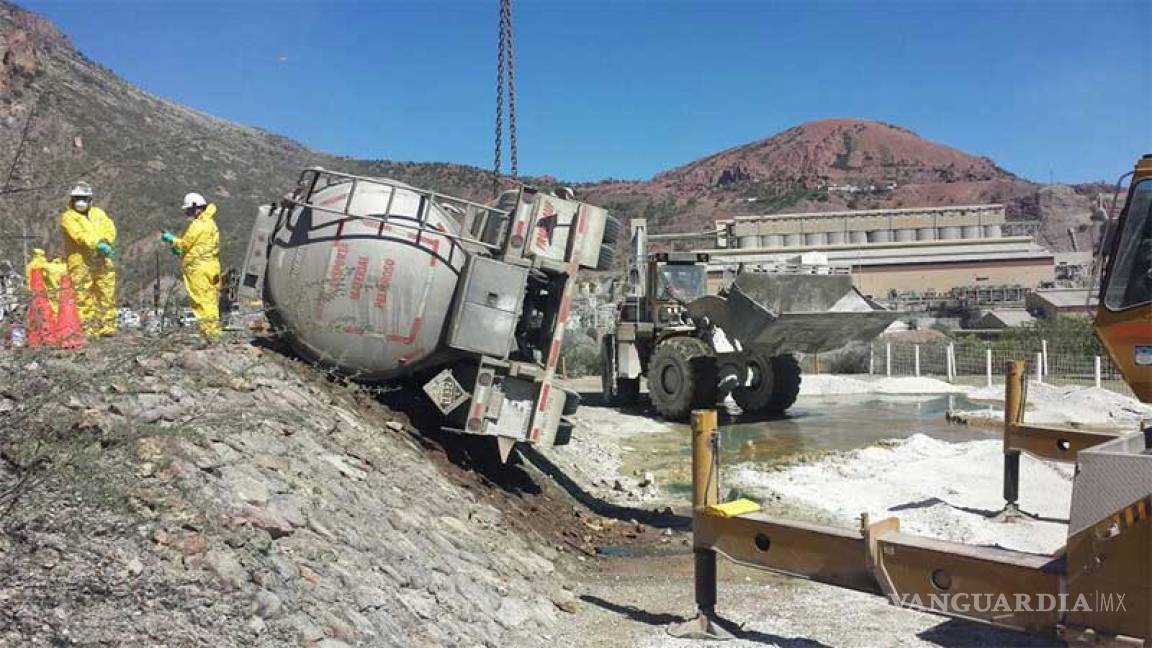 Vuelca pipa con ácido débil en Sonora; analizan daños