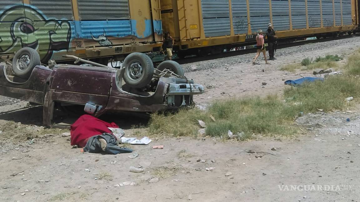 Mueren tres al impactar tren a camioneta en Gómez Palacio